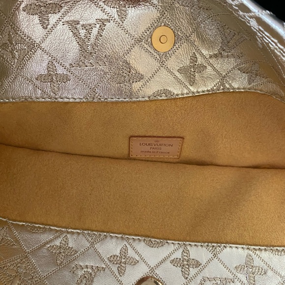 Louis Vuitton gold Clutch fold over yellow suede interior - Picture 3 of 3